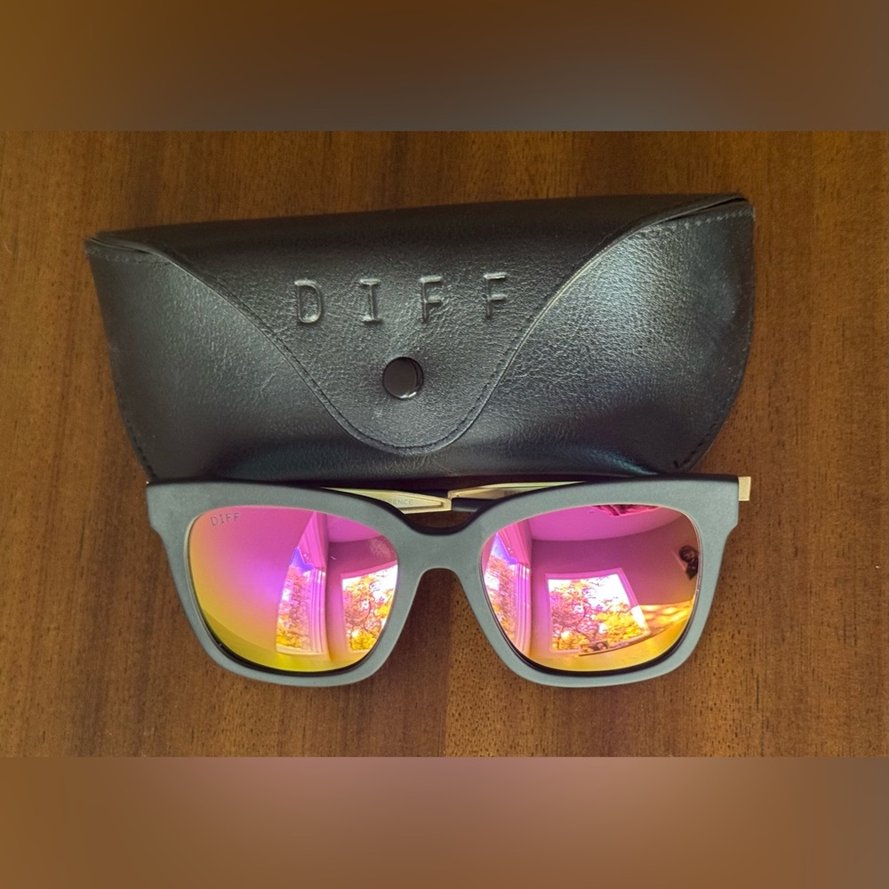 DIFF Bella Matte Black Pink Mirror Polarized Sunglasses